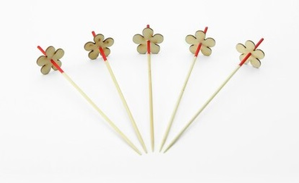 Pique en bambou rouge avec fleur 12 cm