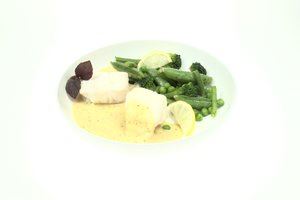 Kabeljauwhaasje met mosterdsaus en groene groenten
